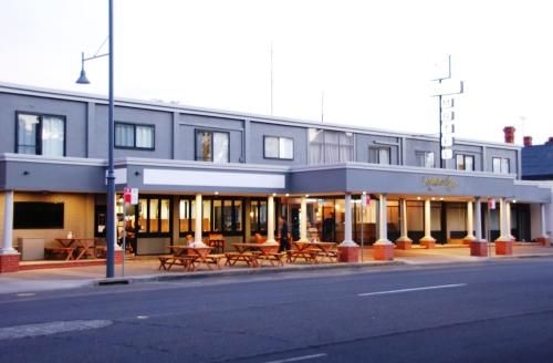 Commodore Motor Inn0