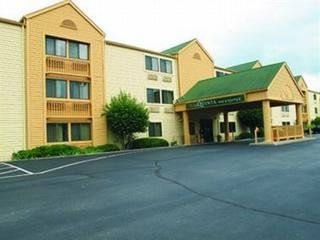 La Quinta Inn & Suites St Louis  Maryland Heights1