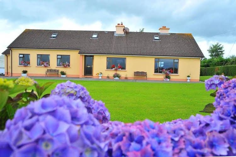 Kylie Farmhouse0