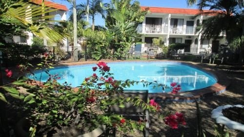 โรงแรมทาวเวอร์ คอร์ท (Tower Court Motel)0