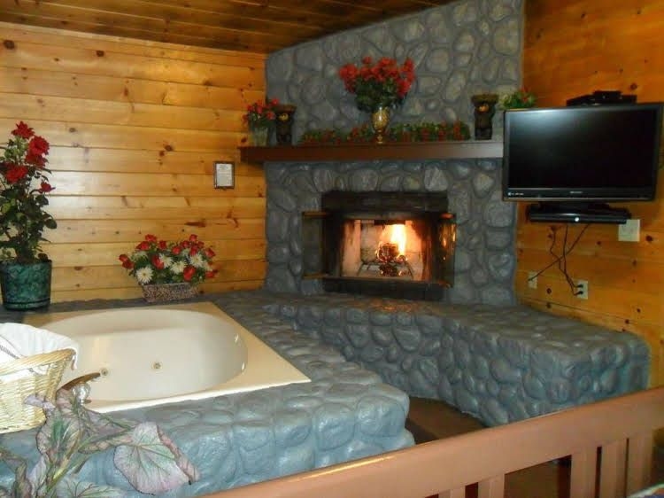 Big Bear Manor Jacuzzi Cabins0