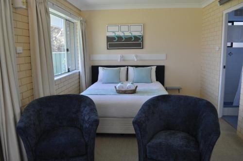 Edgewater Motel0