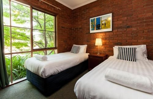 Armour Motor Inn2