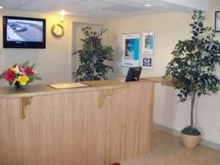 Econo Lodge Inn & Suites2