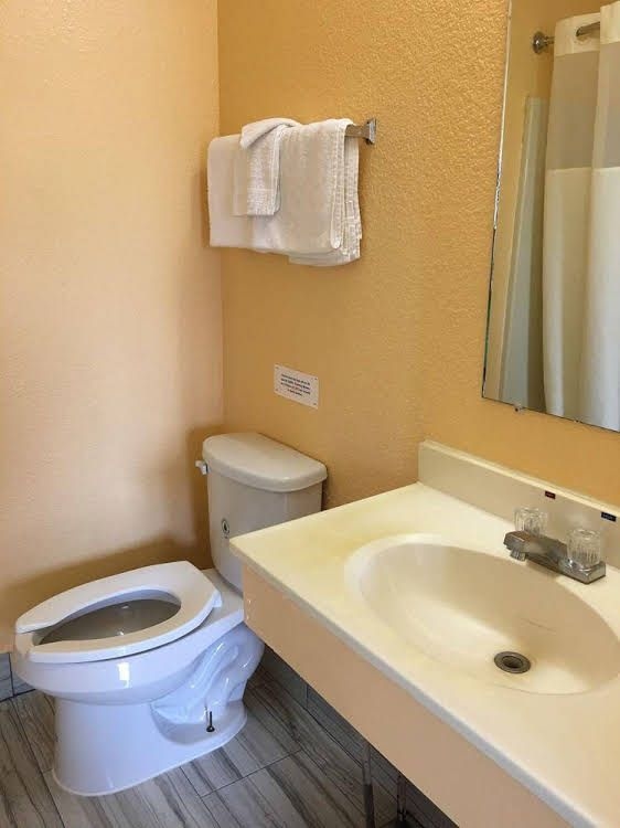 Economy Inn Beebe0