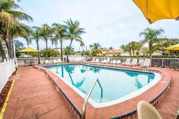 Econo Lodge Cocoa Beach0