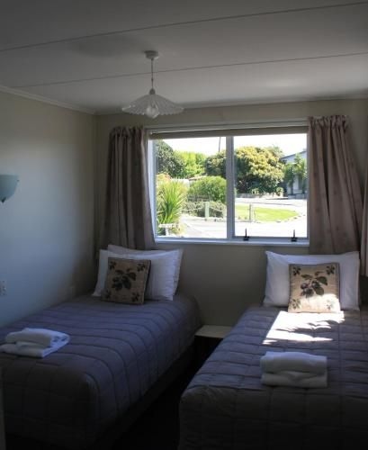 Pohara Beachfront Motel1