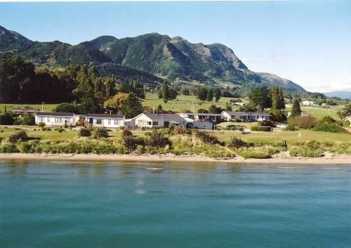 Pohara Beachfront Motel0