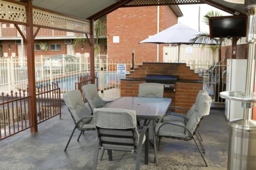 Courtyard Motor Inn3