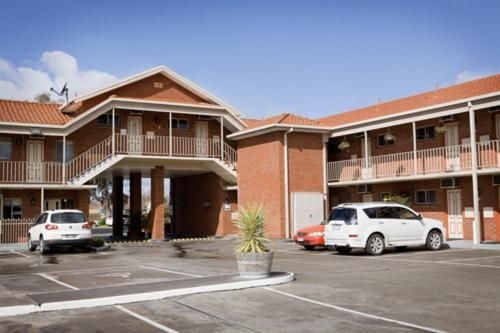 Courtyard Motor Inn4