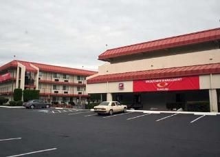 Econo Lodge Inn & Suites0