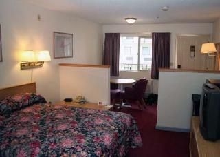 Econo Lodge Inn & Suites1