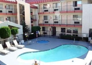 Econo Lodge Inn & Suites2