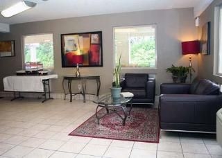 Econo Lodge Inn & Suites3