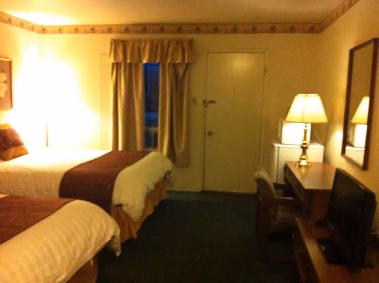 Redwood Motor Inn0