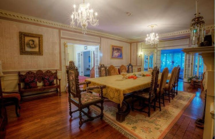 Cleftstone Manor0