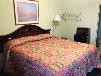 Budget Inn Magnolia0