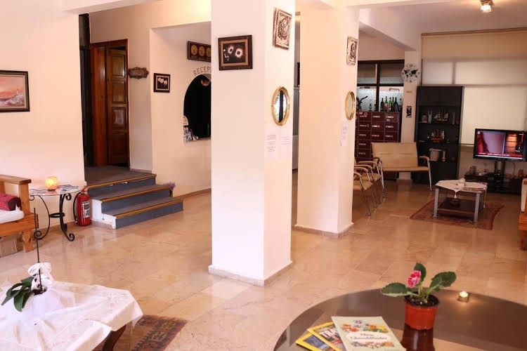 Arya Hotel0