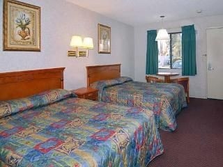 Econo Lodge South1