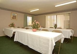 Econo Lodge South4