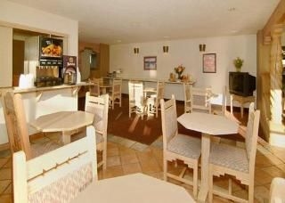 Econo Lodge4