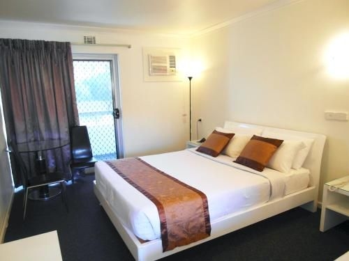 Econo Lodge Rivervale4
