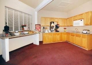 Econo Lodge Inn & Suites Fiesta Park4