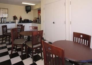 Econo Lodge3