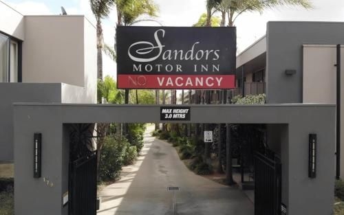 แซนเดอร์ส มอเตอร์ อินน์ (Sandors Motor Inn)0
