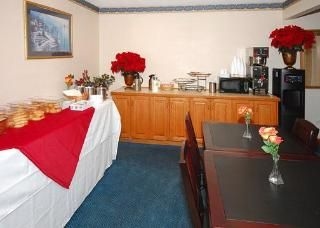 Econo Lodge West3