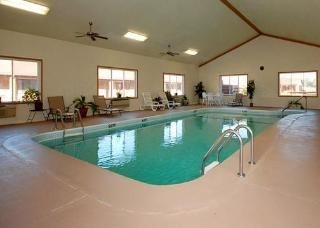 Econo Lodge & Suites2