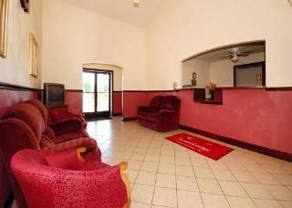 Econo Lodge & Suites3