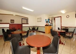 Econo Lodge & Suites4