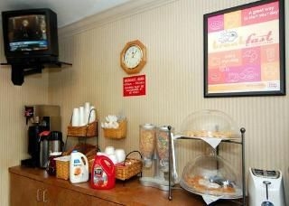 Econo Lodge3