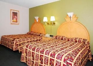 Econo Lodge3
