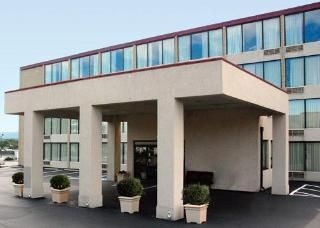 Econo Lodge Inn & Suites Outlet Village0
