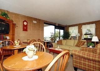 Econo Lodge Inn & Suites Outlet Village2