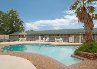 Econo Lodge2