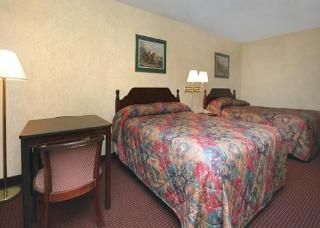Econo Lodge & Suites1