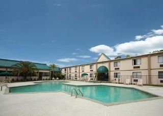 Econo Lodge & Suites2