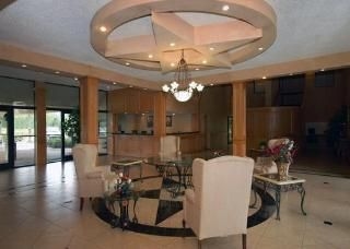 Econo Lodge & Suites3