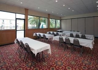Econo Lodge & Suites4