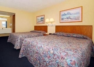 Econo Lodge  Inn & Suites Lake Of The Ozarks2