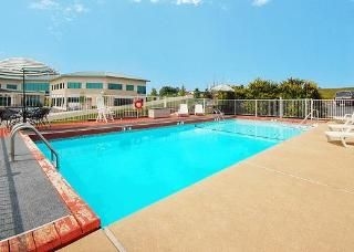 Econo Lodge  Inn & Suites Lake Of The Ozarks3