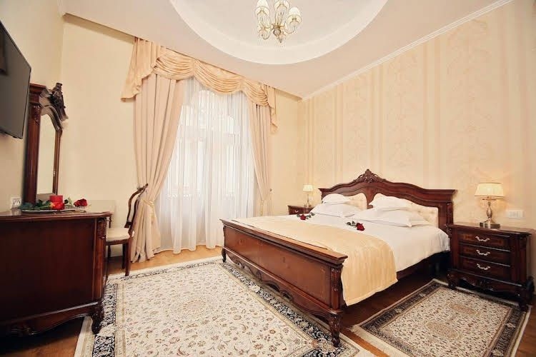 Astoria Grand Hotel0