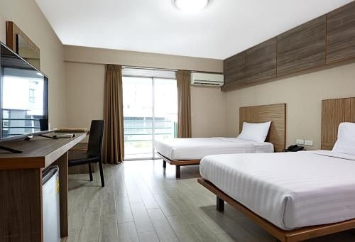 โรงแรมวัฒนา (Watana Hotel)1