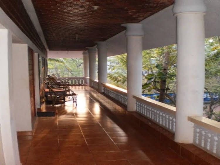 Rendezvous Beach Resort0