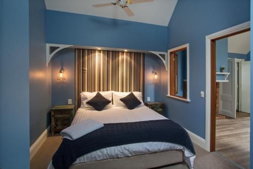 Oak Tree Lodge0