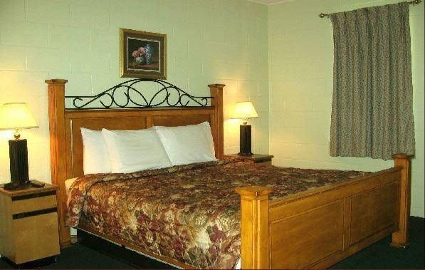 White Columns Motel0