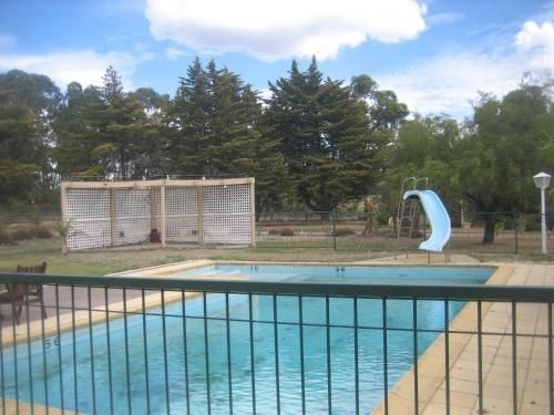 Golden Hills Motel0